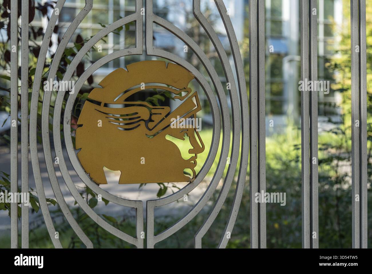 Clôture en fer avec panneau de relief de casque doré, Tirana, Albanie Banque D'Images