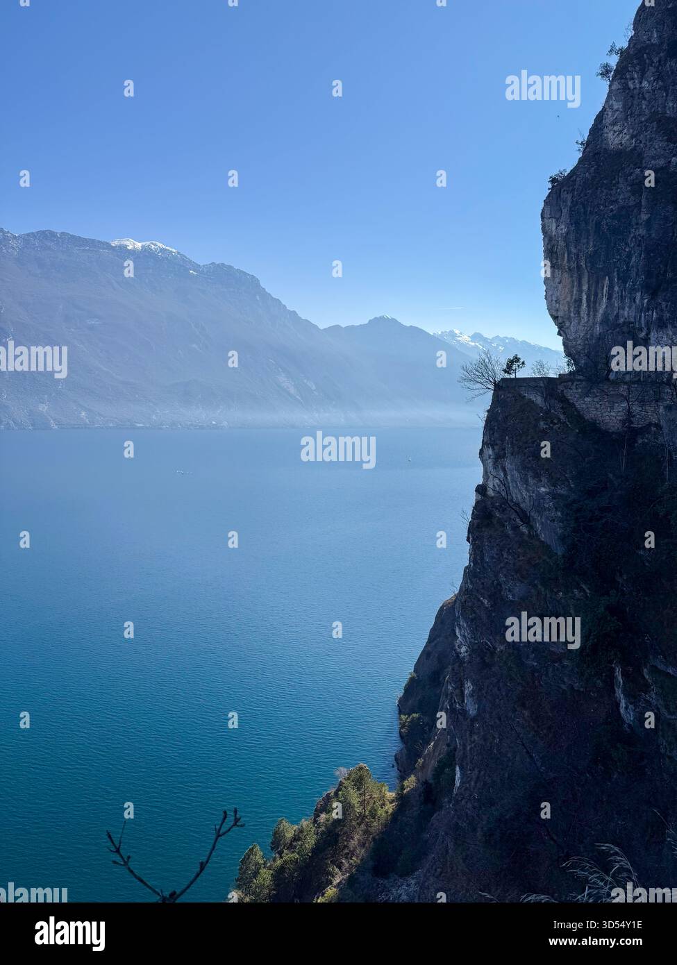Tagliata del Ponale vieille route sur le bord de la falaise sur le lac de Garde, Italie Banque D'Images