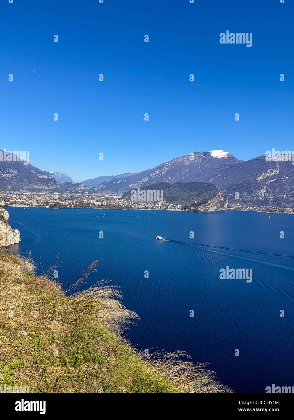 Lac de Garde vu de la vieille route Tagliata del Ponale, Italie Banque D'Images