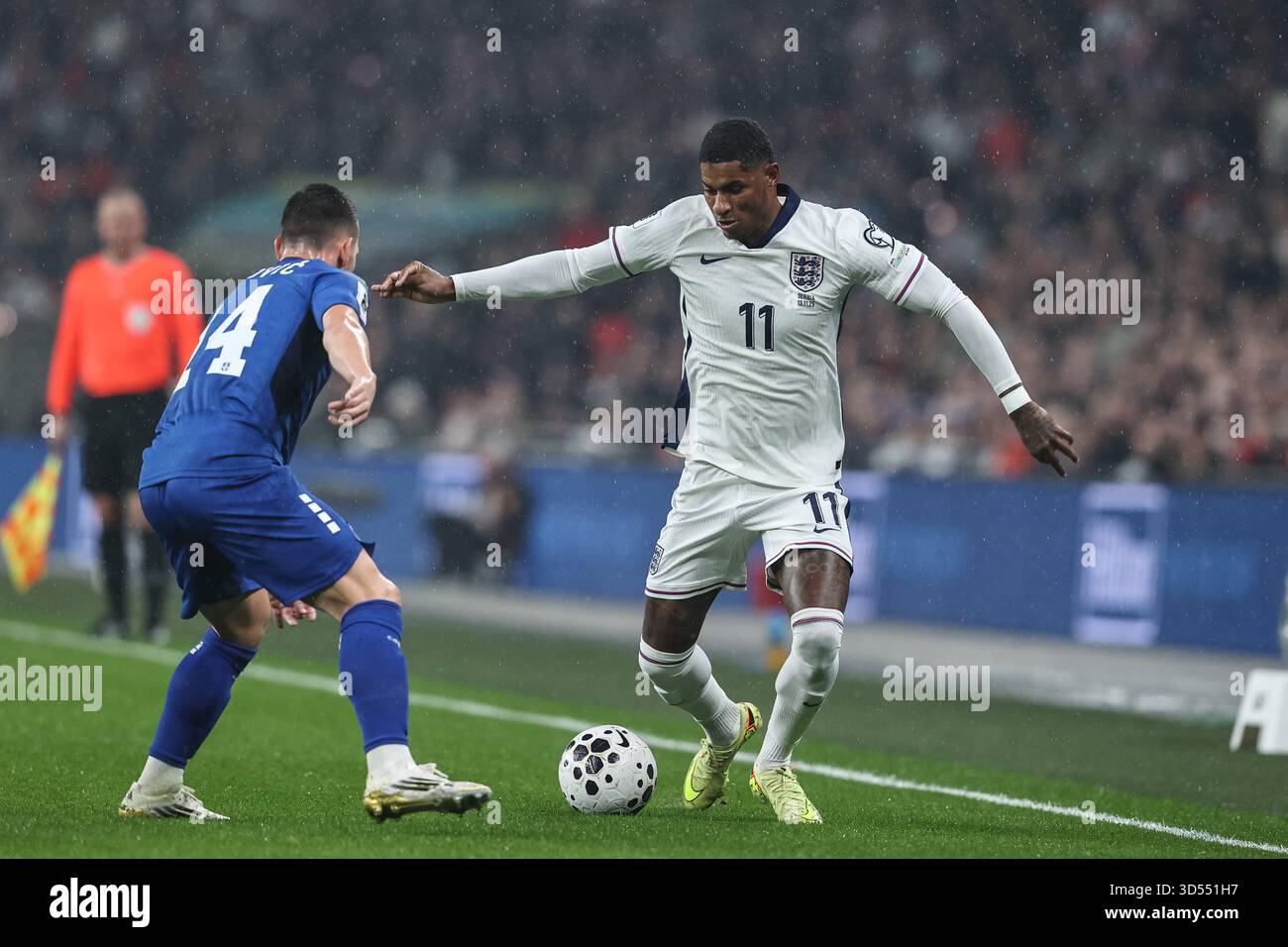 Marcus Rashford, de l'Angleterre, tient le ballon alors qu'Andrija Zivkovic, de Serbie, exerce les pressions lors de la 9e manche des qualifications pour la Coupe du monde de la FIFA match Angleterre vs Serbie au stade de Wembley, Londres, Royaume-Uni, 13 novembre 2025 (photo par Alfie Cosgrove/News images) *** GER AUT sui OUT *** Banque D'Images