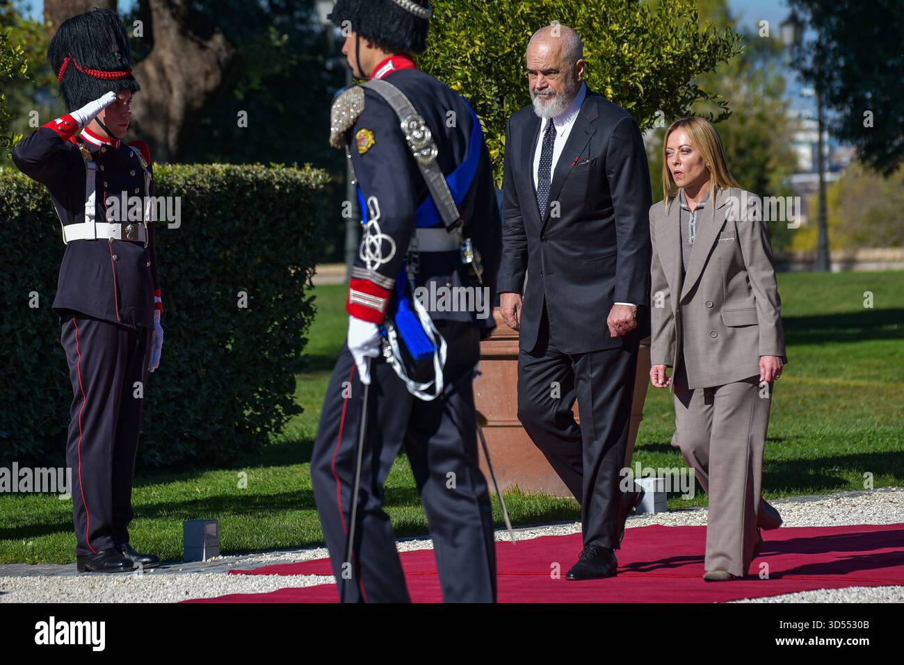 Rome, Italie. 13 novembre 2025. Le premier ministre italien Giorgia Meloni (à droite) accueille le premier ministre albanais EDI Rama (à gauche) lors du 1er sommet intergouvernemental Italie-Albanie à Villa Doria Pamphilj. Crédit : SOPA images Limited/Alamy Live News Banque D'Images