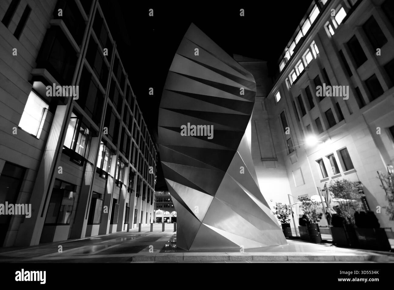Paternoster vents (alias Angel's Wings) par Thomas Heatherwick pris la nuit à Paternoster Square, Londres, Royaume-Uni Banque D'Images