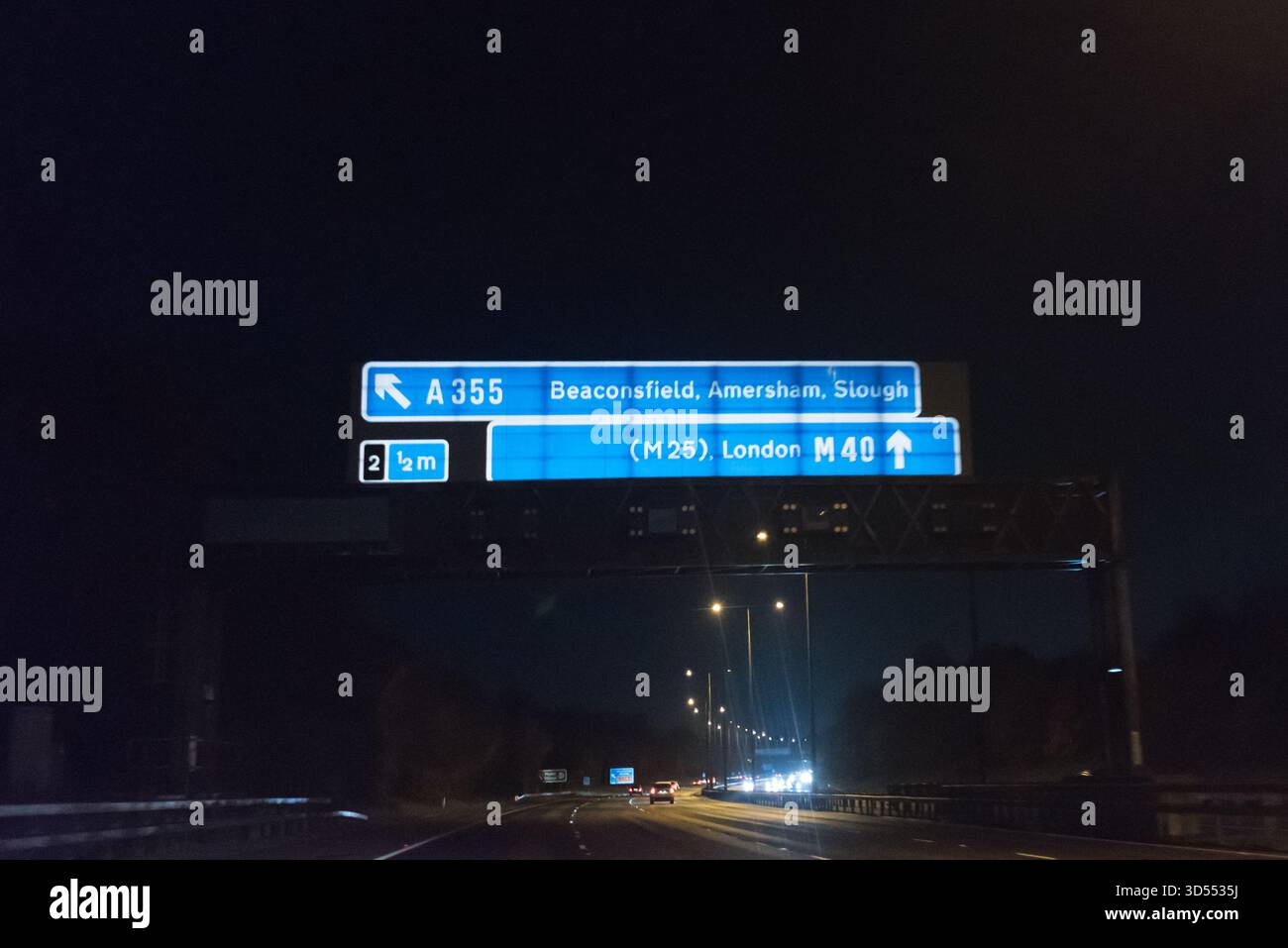 Scène nocturne sur l'autoroute M40, Royaume-Uni Banque D'Images