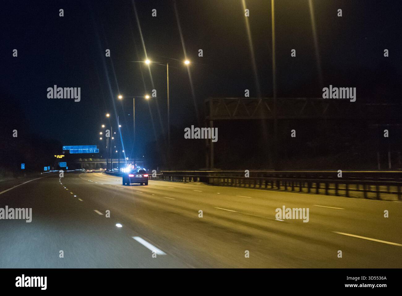 Scène nocturne sur l'autoroute M40, Royaume-Uni Banque D'Images