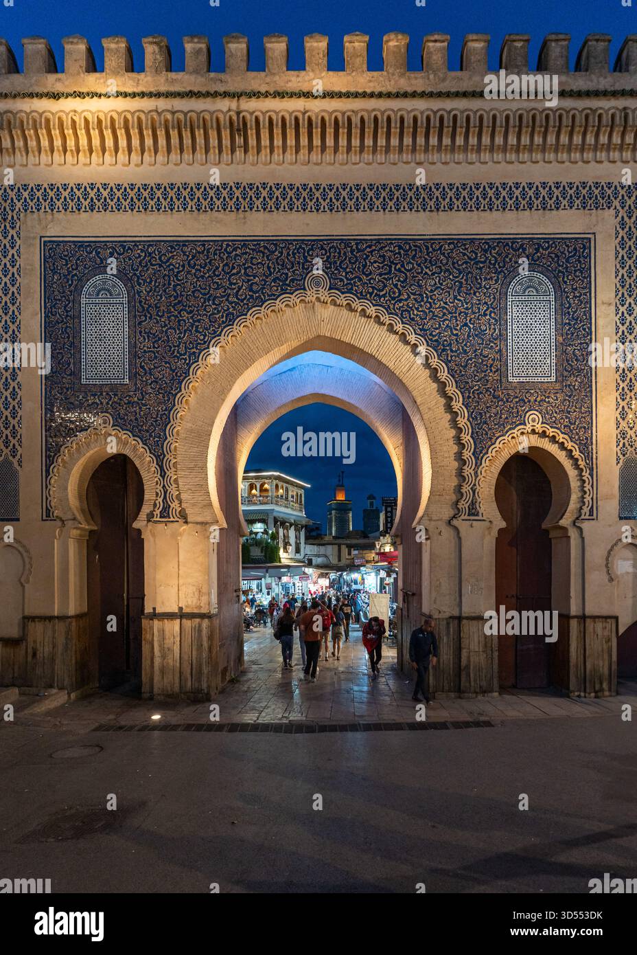 Fès, Maroc, 1er mai 2025. Vue nocturne de Bab Bou Jeloud, une porte ornée qui est l'entrée principale de la vieille ville de Fès Banque D'Images