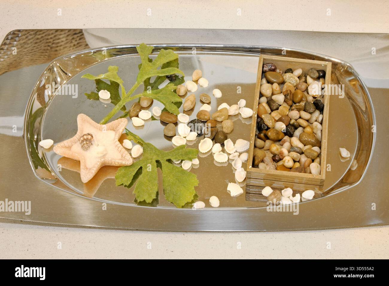 Stones Star at Silver Tray thème d'été décoration de la maison Banque D'Images