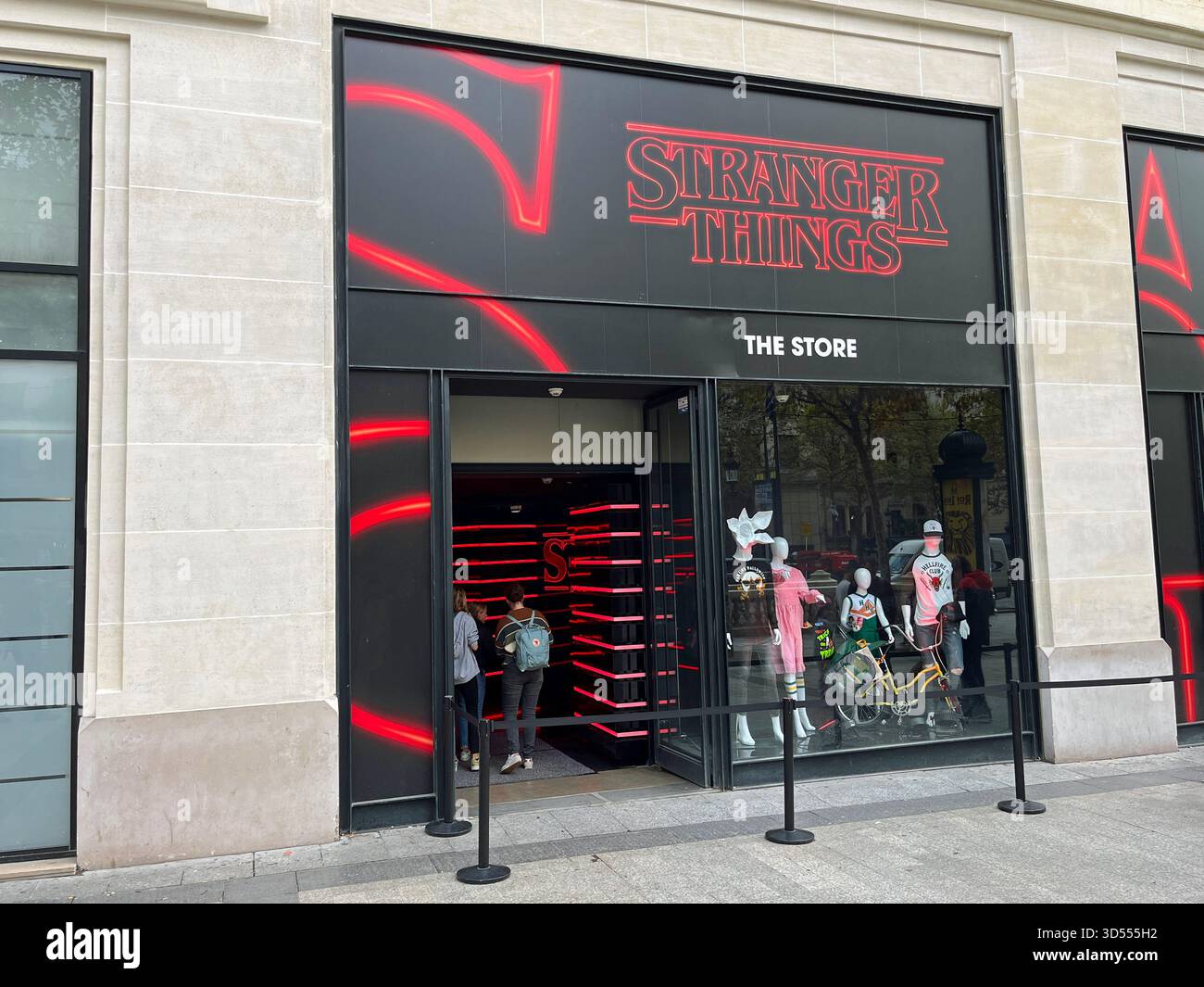 Paris, France - 18 octobre 2022 : entrée du magasin pop up Stranger Things Paris. Banque D'Images
