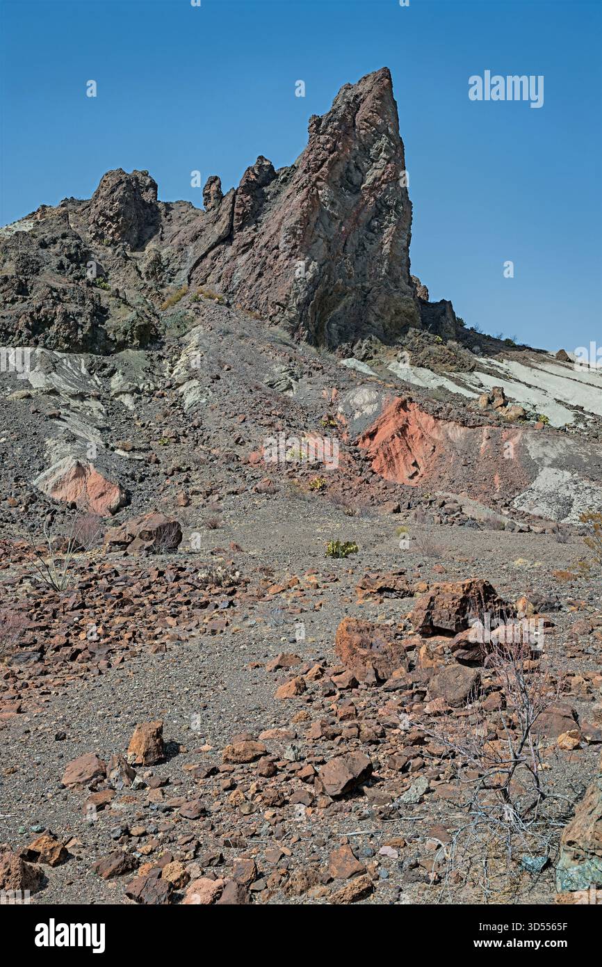 Pinnacles volcaniques érodés dans le désert dans le parc national de Big Bend au Texas Banque D'Images