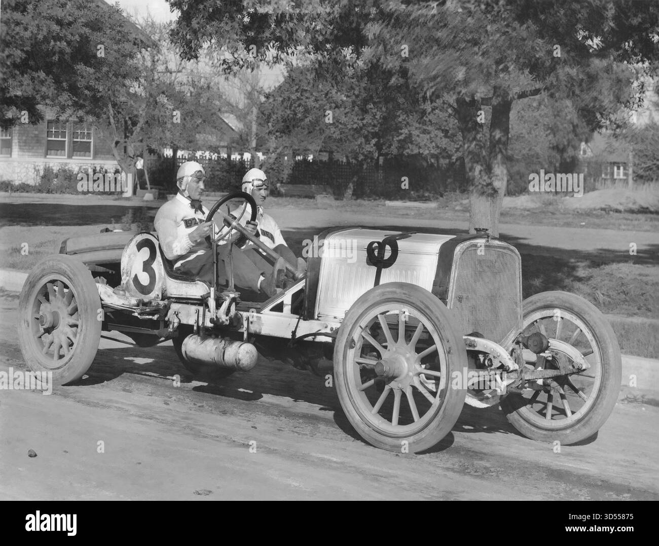 Voiture de course Lozier 1910 avec conducteur et passager Banque D'Images