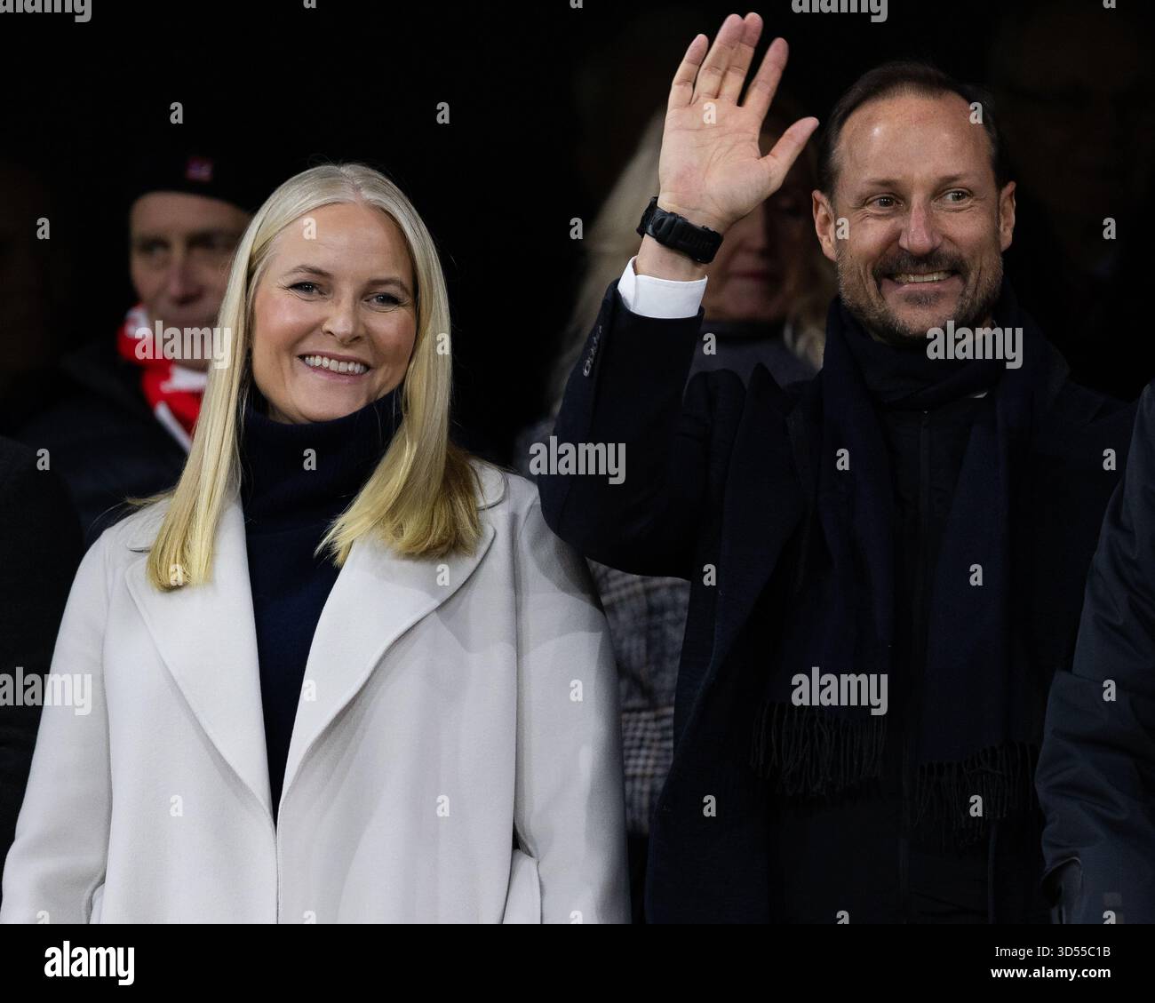 Oslo, Norvège, 13 novembre 2025, le prince héritier Haakon et la princesse héritière mette-Marit de la famille royale aux qualifications de la Coupe du monde, Anne-Marie Forker/Alamy Live News Banque D'Images