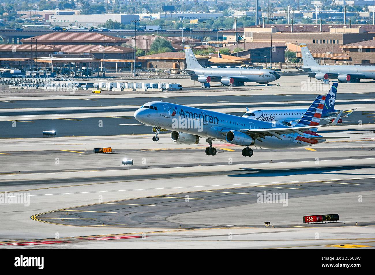American Airlines A321 décolle de la piste devant le centre de la garde nationale de l'Arizona à l'aéroport international Phoenix Skyharbor en Arizona, aux États-Unis Banque D'Images