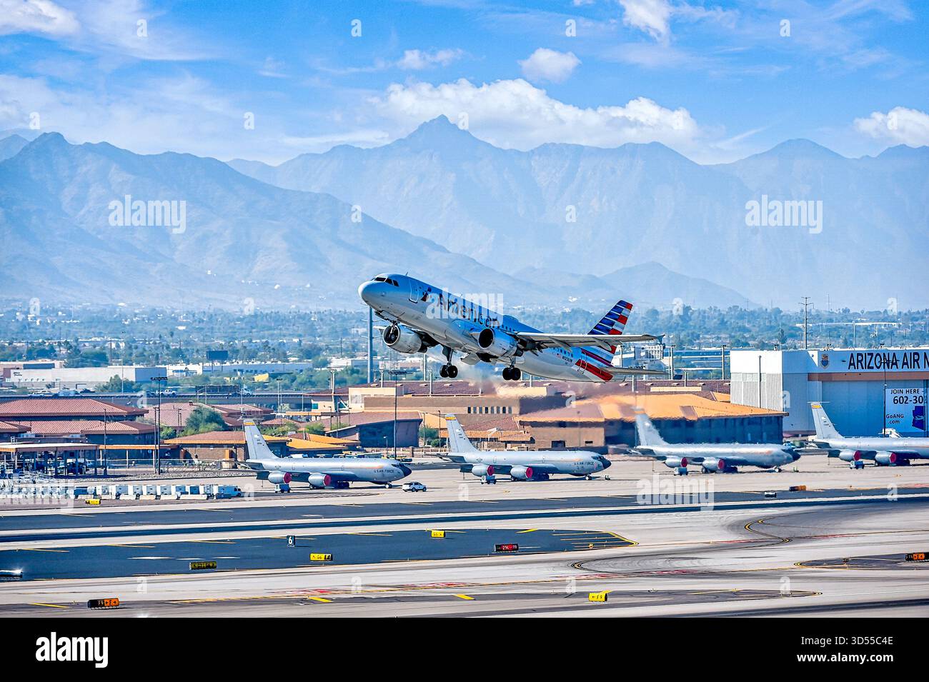 American Airlines A321 décolle de la piste devant le centre de la garde nationale de l'Arizona à l'aéroport international Phoenix Skyharbor en Arizona, aux États-Unis Banque D'Images