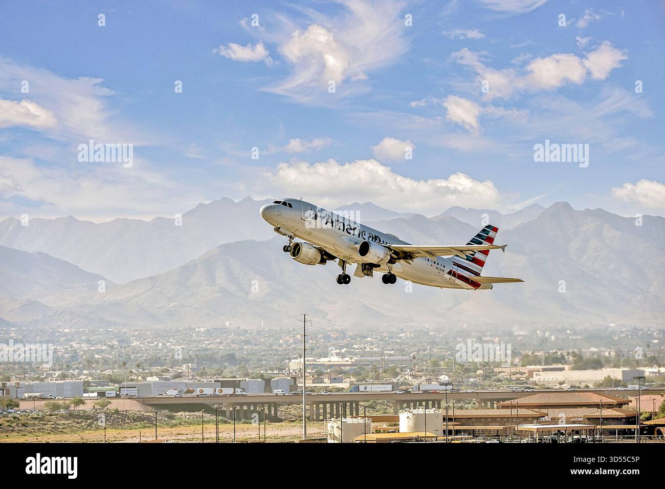 American Airlines A321 décolle de la piste de l'aéroport international Phoenix Skyharbor en Arizona, aux États-Unis Banque D'Images