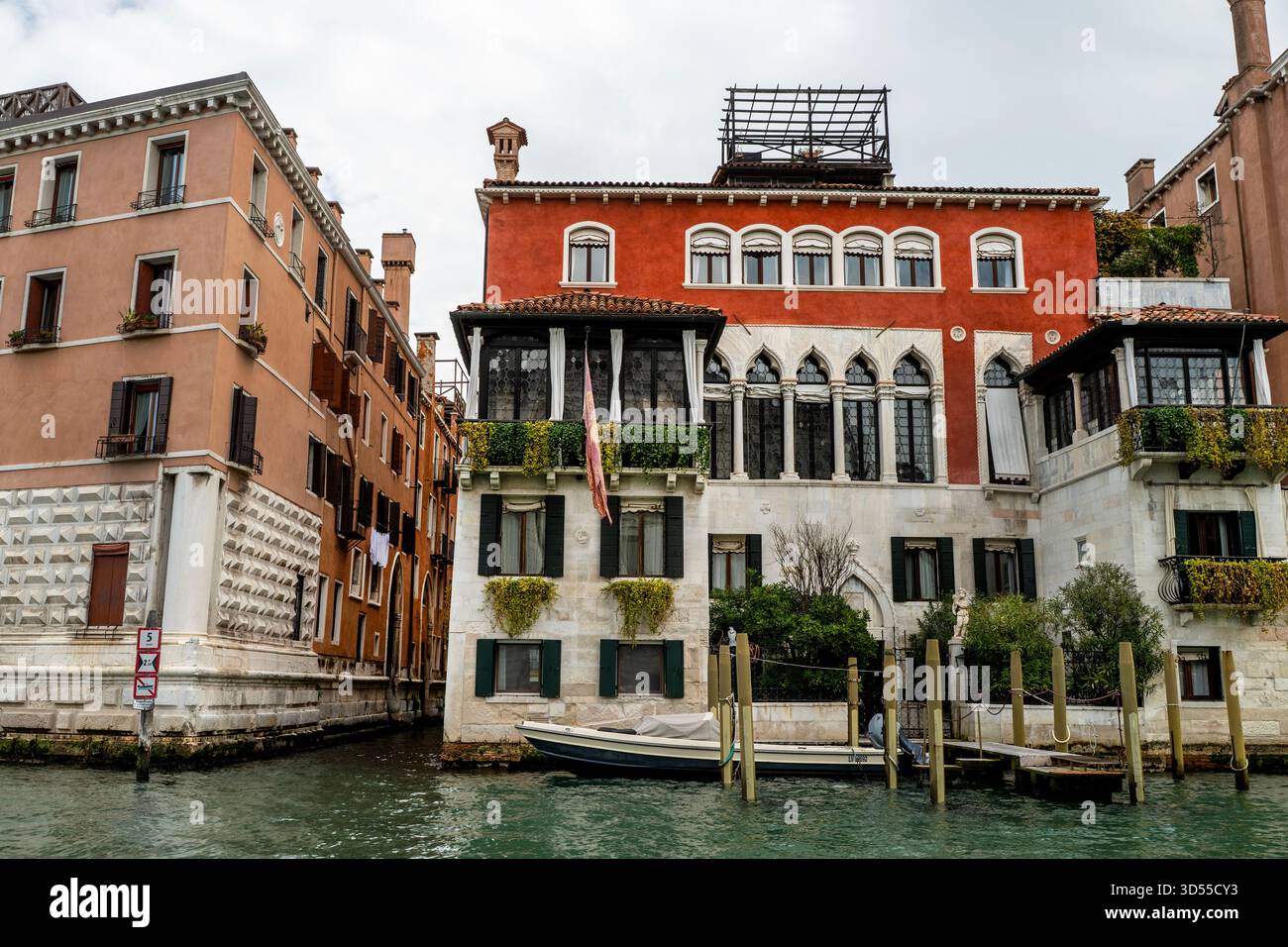 Palazzo Falier Canossa sur le Grand canal à Venise, Italie. Banque D'Images