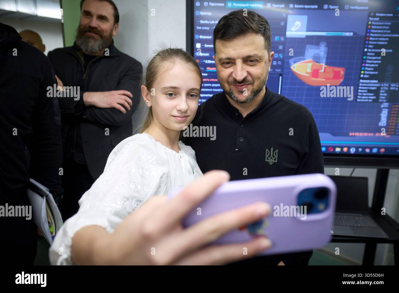Ville de Zaporizhzhia, Ukraine. 13 novembre 2025. Le président ukrainien Volodymyr Zelenskyy, à droite, prend un selfie avec une jeune fille lors d’une visite à une école spécialisée construite à l’intérieur d’un bunker, le 13 novembre 2025, à Zaporizhzhia, en Ukraine. Crédit : Présidence ukrainienne/Bureau de presse présidentiel ukrainien/Alamy Live News Banque D'Images