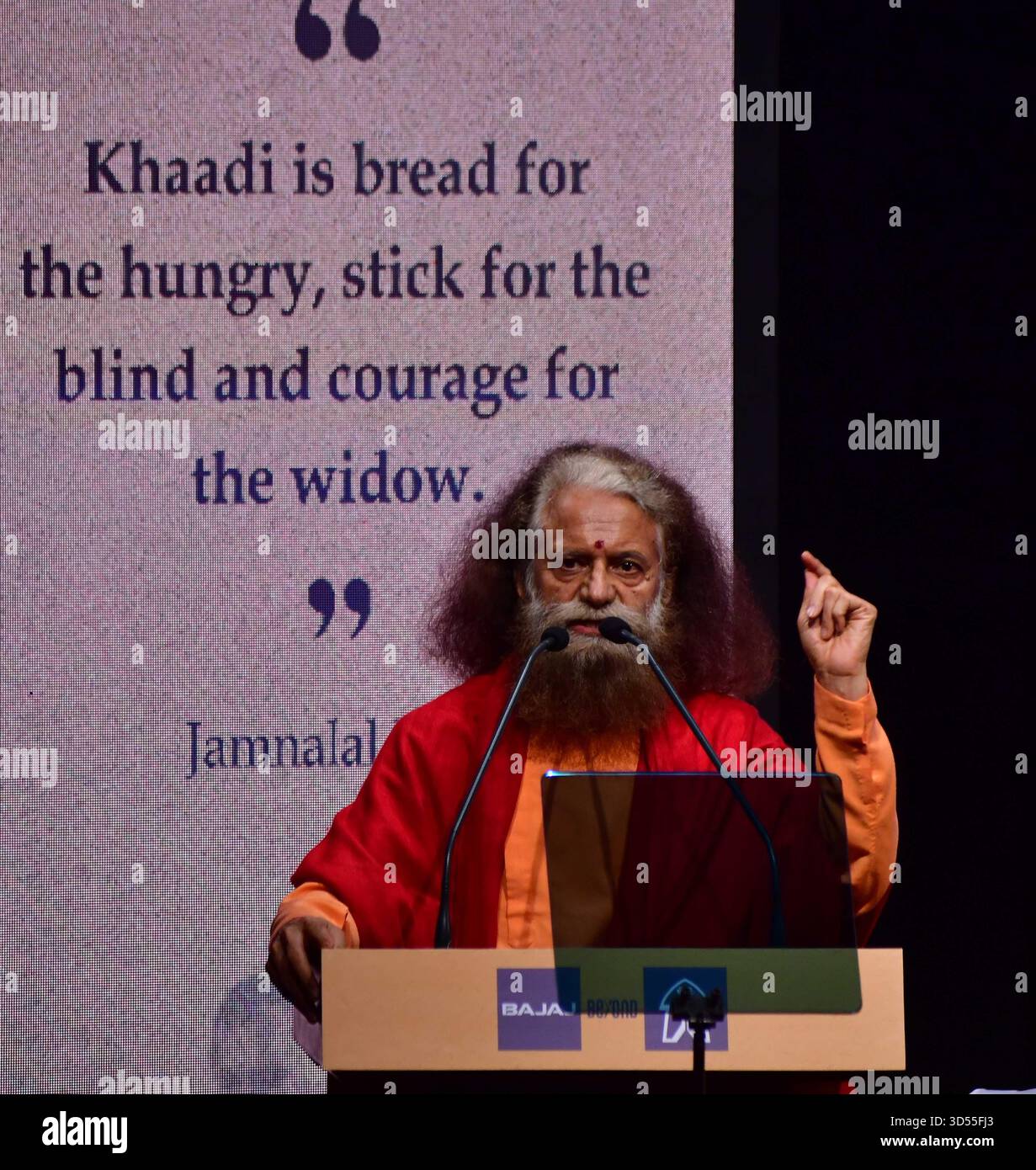 Inde. 13 novembre 2025. MUMBAI, INDE - 13 NOVEMBRE : HH Pujya Swami Chidanand Saraswati Ji Maharaj, s'adressant à la 47e cérémonie des Jamnalal Bajaj Awards le 13 novembre 2025 à Mumbai, Inde. Les prestigieux prix de la Fondation Jamnalal Bajaj célèbrent les personnes dont le travail percutant reflète l'essence des valeurs gandhiennes et du service humanitaire.(photo de Bhushan Koyande/Hindustan Times/Sipa USA) crédit : Sipa US/Alamy Live News Banque D'Images