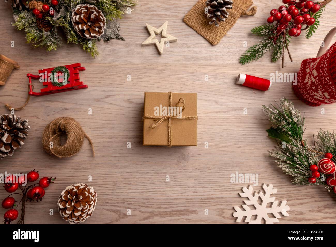 Plat de Noël festif avec espace central vide idéal pour le placement de produit, les annonces, le texte promotionnel, les bannières ou les conceptions de marketing de vacances Banque D'Images