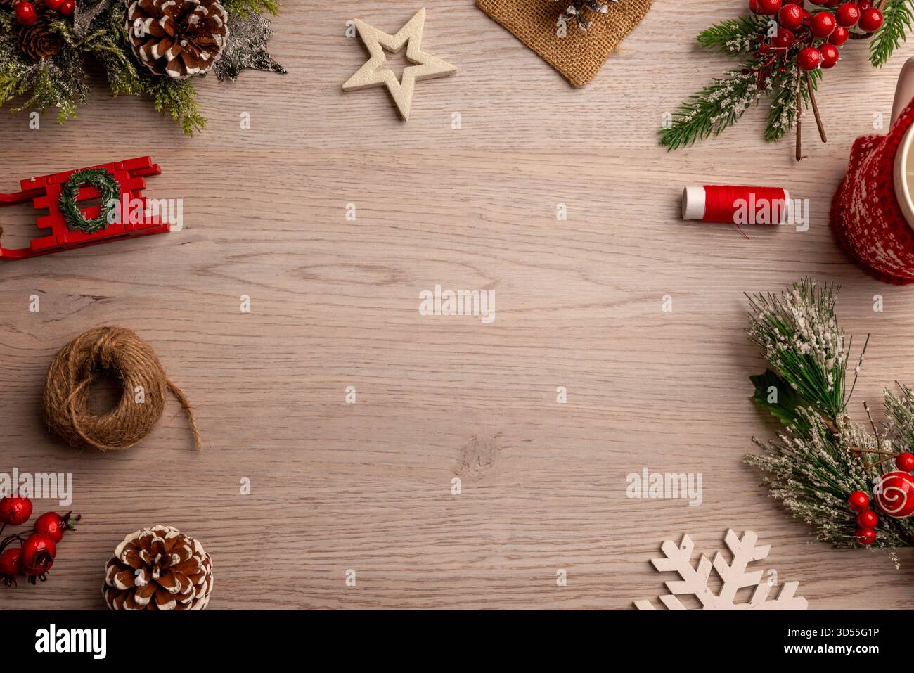Fond de Noël minimal avec des éléments festifs naturels sur la surface en bois, idéal pour les sections de héros de site Web, les interfaces saisonnières et la campagne d'hiver Banque D'Images