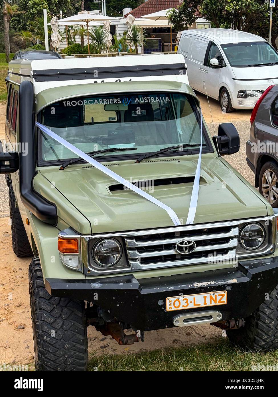 1996 Toyota Landcruiser Troop Carrier Rugged 4WD avec ruban de mariage blanc, Palm Beach, Sydney, Australie - Image de stock capturée avec un smartphone