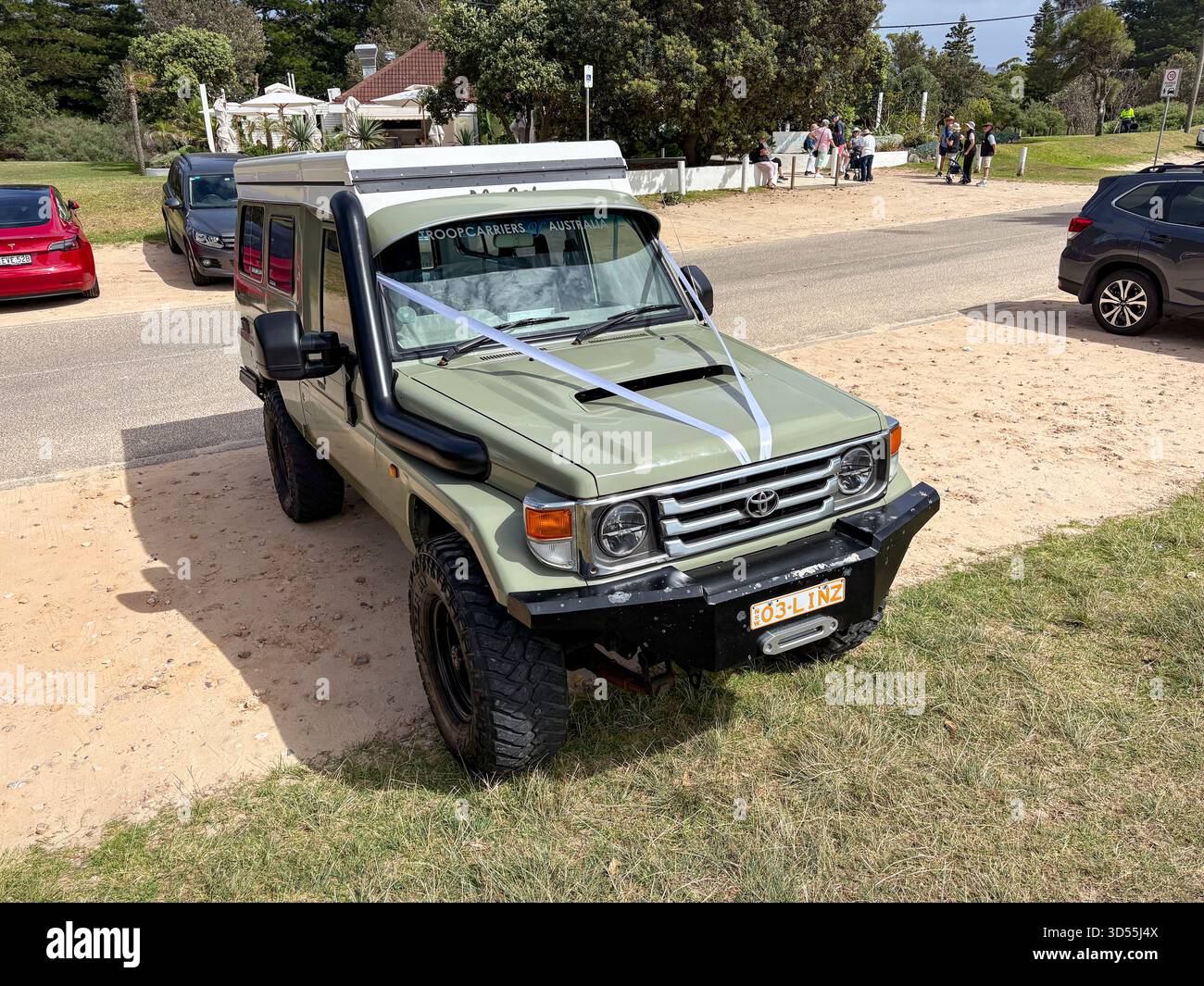 1996 Toyota Landcruiser Troop Carrier Rugged 4WD avec ruban de mariage blanc, Palm Beach, Sydney, Australie - Image de stock capturée avec un smartphone