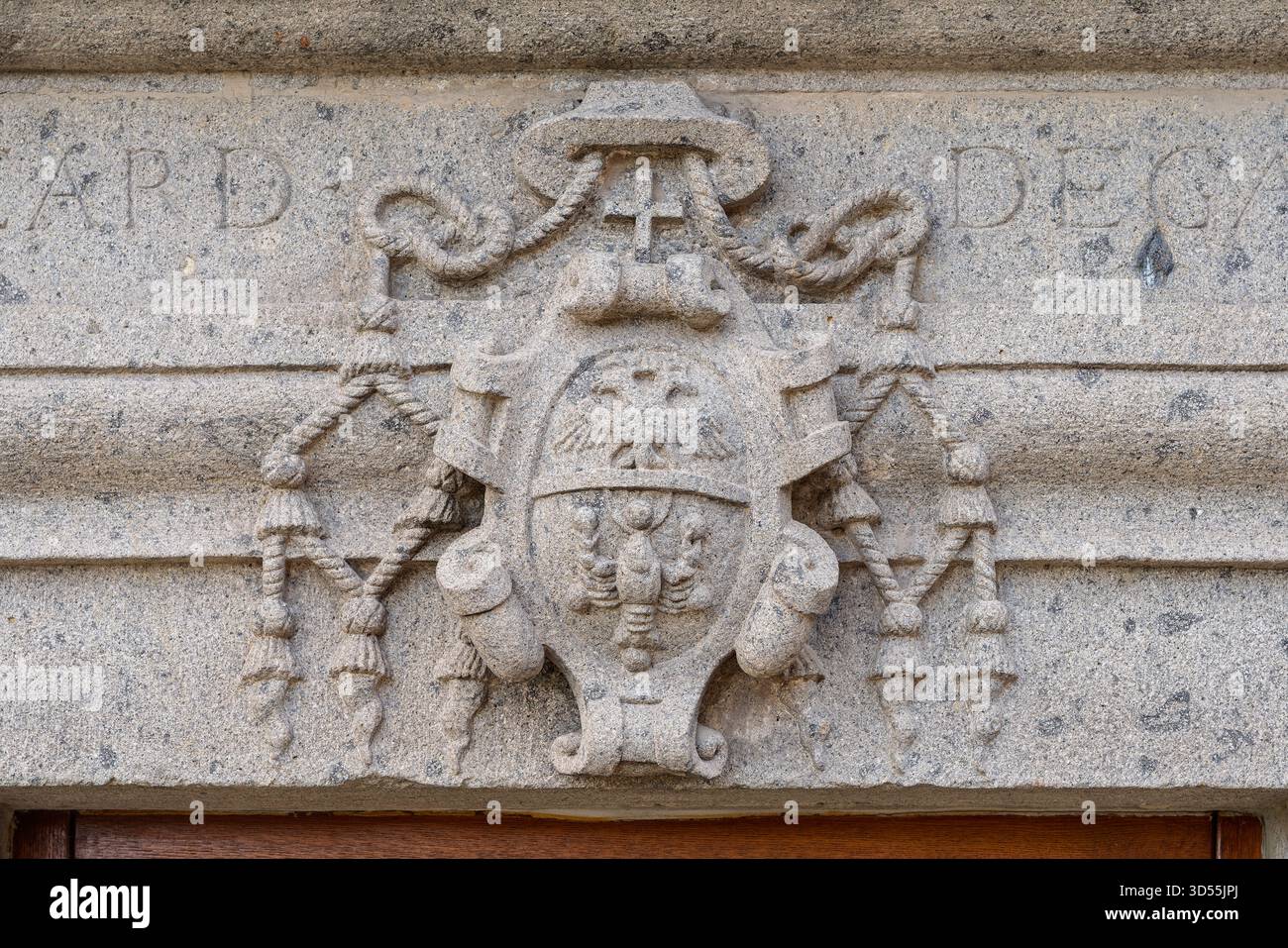 Italie - Viterbe - Armoiries papales - relief en pierre baroque avec touches croisées et pompons galéro sur linteau Banque D'Images
