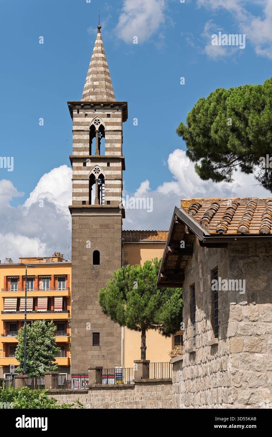 Italie - Viterbe - Chiesa di San Giovanni Battista degli Almadiani - clocher roman rayé avec flèche conique près de piazza Sacrario Banque D'Images