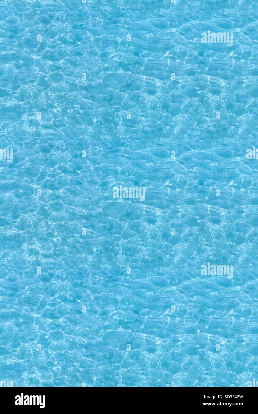 Texture de fond sans couture d'ondulation de l'eau - vue de dessus des ondulations d'eau propres, claires et bleues. L'image peut être mise en mosaïque pour créer une image plus grande ou une résolution plus élevée Banque D'Images