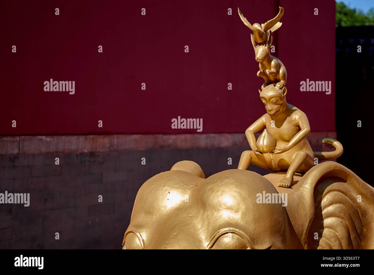 Gros plan de la statue dorée des 'quatre amis harmonieux', un éléphant, un singe, un lapin et un oiseau - style tibétain Puning si Temple à Chengde Chine Banque D'Images