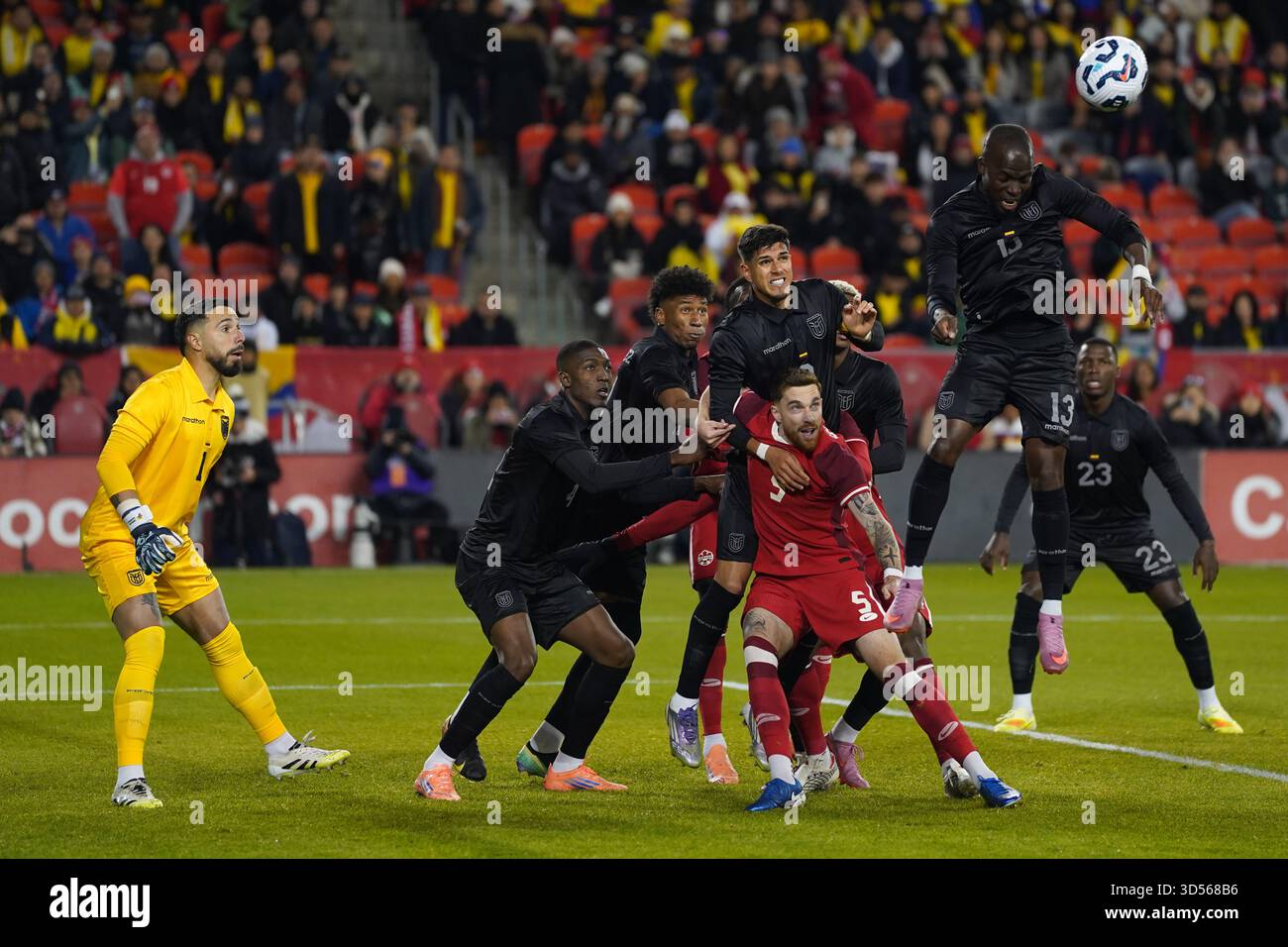 Toronto, Canada. 13 novembre 2025. Enner Valencia #13 de l’Équateur et Joel Waterman #5 du Canada se battent pour la tête lors du match amical international entre le Canada et l’Équateur au BMO. Le 13 novembre 2025 à Toronto (Ontario). (Photo de Leonardo Ramirez/ Eyepix Group/SIPA USA) crédit : SIPA USA/Alamy Live News Banque D'Images
