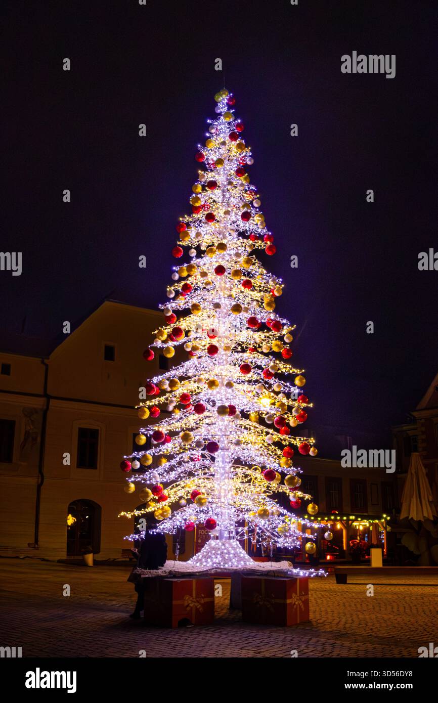 Arbre de Noël artificiel avec lumières et ornements sur la place de la ville Banque D'Images