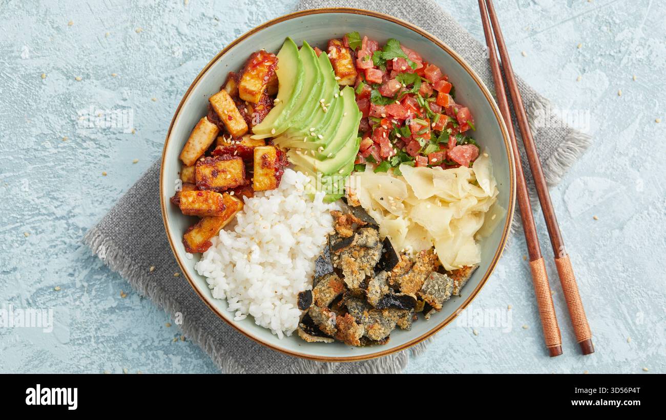 Bol à riz à sushi avec croustilles Nori Banque D'Images