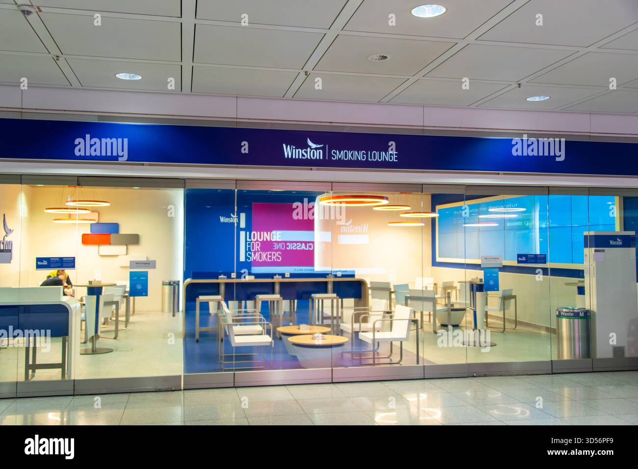 Munich, Allemagne- 14 novembre 2024 : salon fumeur de la marque Winston Tobacco à l'aéroport international de Munich Banque D'Images