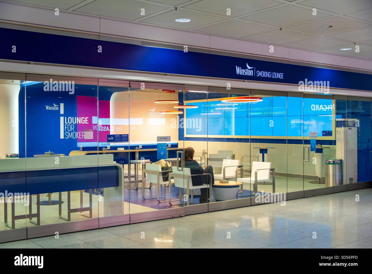 Munich, Allemagne- 14 novembre 2024 : salon fumeur de la marque Winston Tobacco à l'aéroport international de Munich Banque D'Images