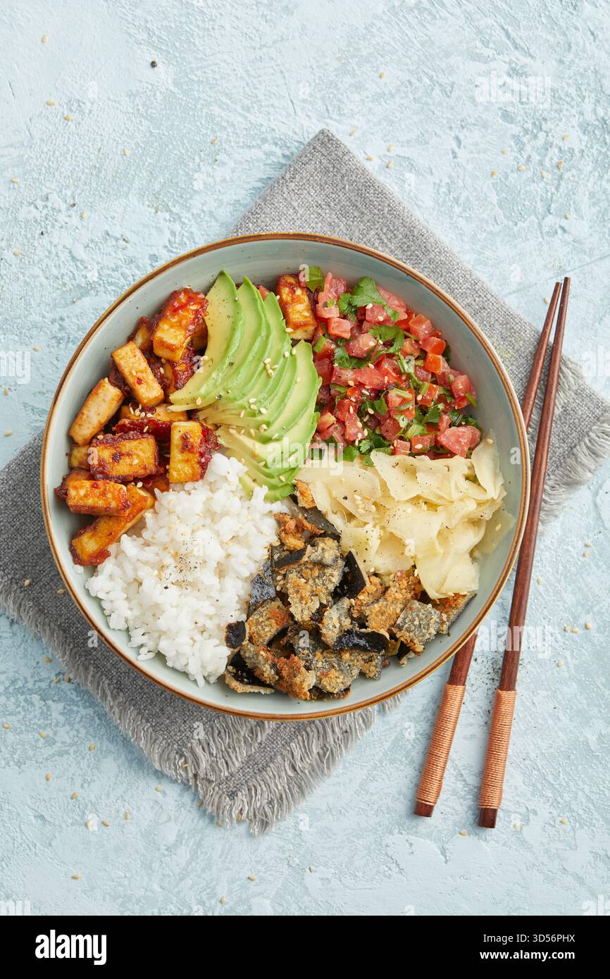 Bol à riz à sushi avec croustilles Nori Banque D'Images