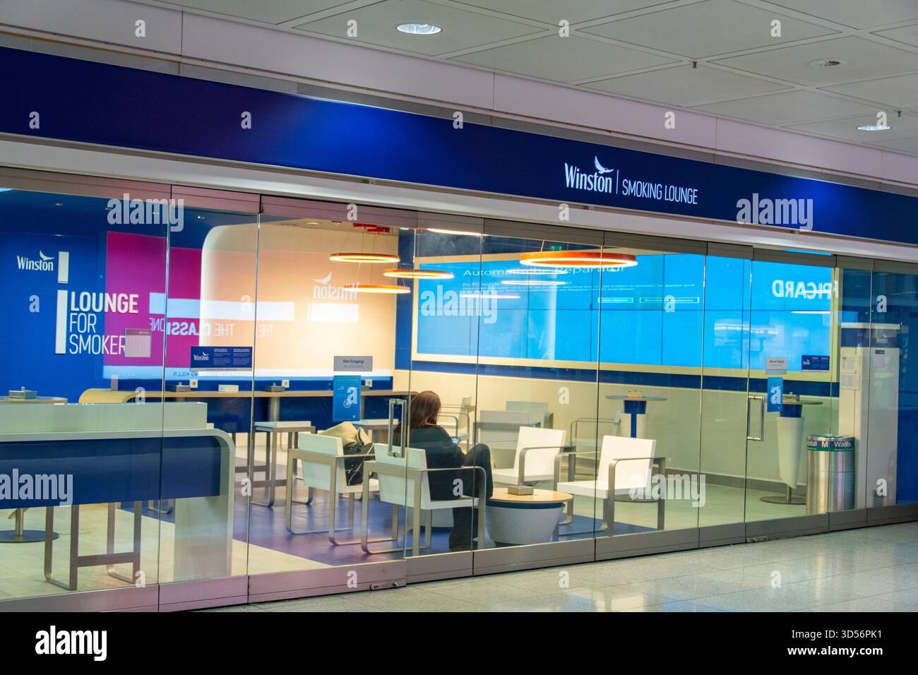Munich, Allemagne- 14 novembre 2024 : salon fumeur de la marque Winston Tobacco à l'aéroport international de Munich Banque D'Images