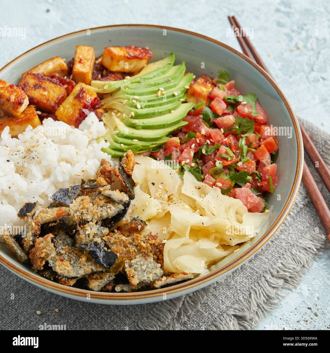 Bol à riz à sushi avec croustilles Nori Banque D'Images