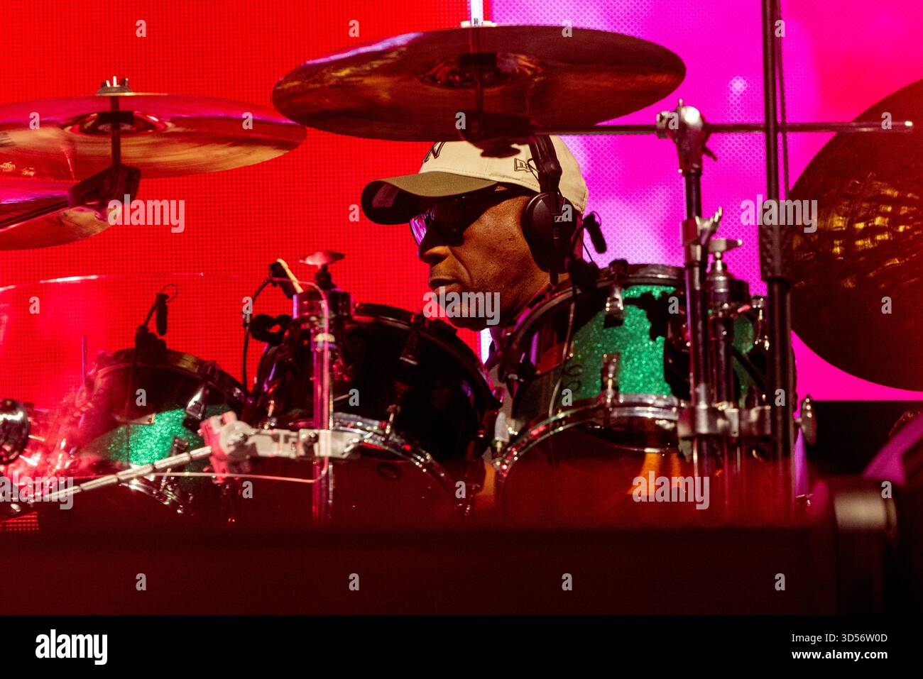 Milan, Italie, 14 novembre 2025. Derrick McKenzie de Jamiroquai se produit en concert au Forum Unipol de Milan, en Italie Banque D'Images