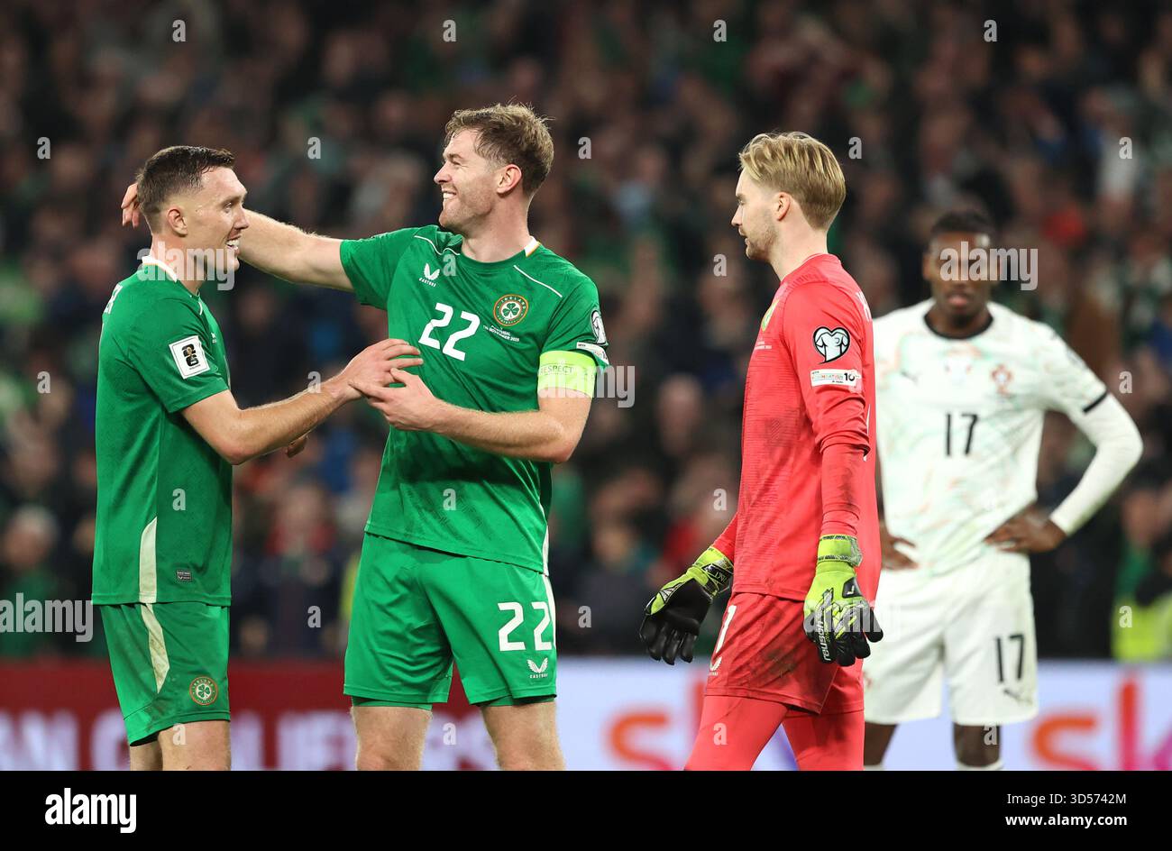 Photo du dossier datée du 13/11/2025 de Nathan Collins (au centre), qui était d'humeur haussière alors qu'il réfléchissait à une soirée remarquable au stade Aviva et à l'opportunité qu'elle a créée. La République d'Irlande se dirigera vers la Hongrie dimanche, croyant pouvoir battre n'importe qui après avoir ravivé ses espoirs de qualification pour la Coupe du monde avec une victoire étonnante sur le Portugal. Date d'émission : vendredi 14 novembre 2025. Banque D'Images