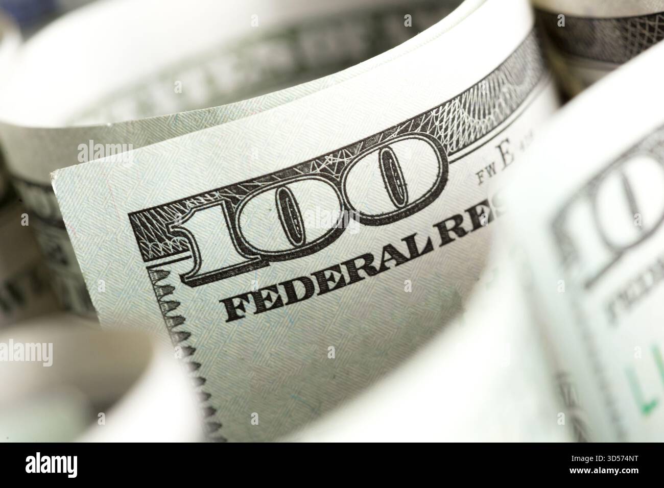 Gros plan sur les devises montrant une centaine de billets disposés en pile pour analyse Banque D'Images