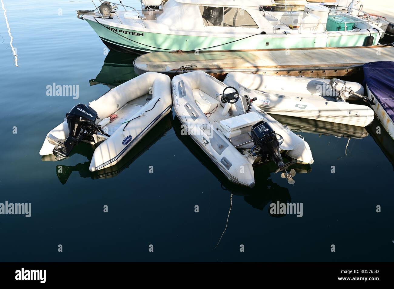 DIngys gonflables rigides avec moteurs hors-bord. Banque D'Images