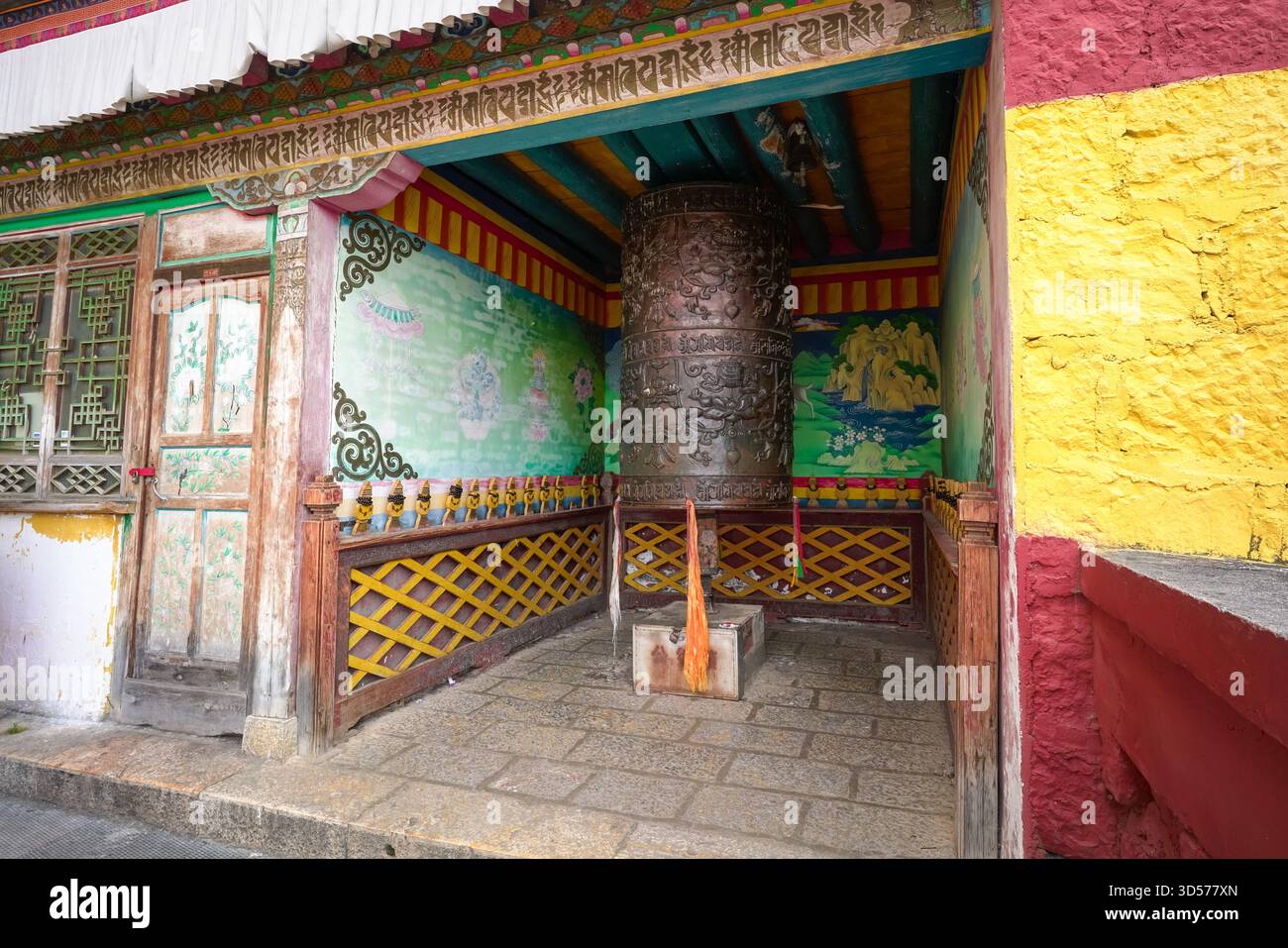 Shangri-la, Chine - 13 octobre 2025 : Grand moulin à prières à l'intérieur de l'enceinte du monastère de Ganden Sumtseling. Banque D'Images