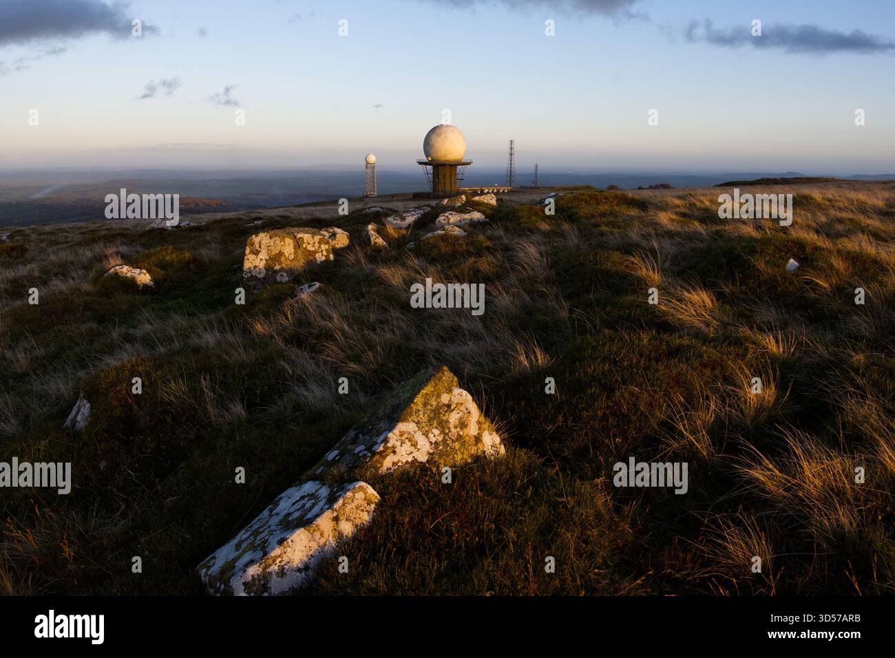 Dôme radar de contrôle du trafic aérien NATS, aux côtés d'un radar météorologique MET Office plus petit sur le sommet de Titterstone Clee Hill, Shropshire Banque D'Images