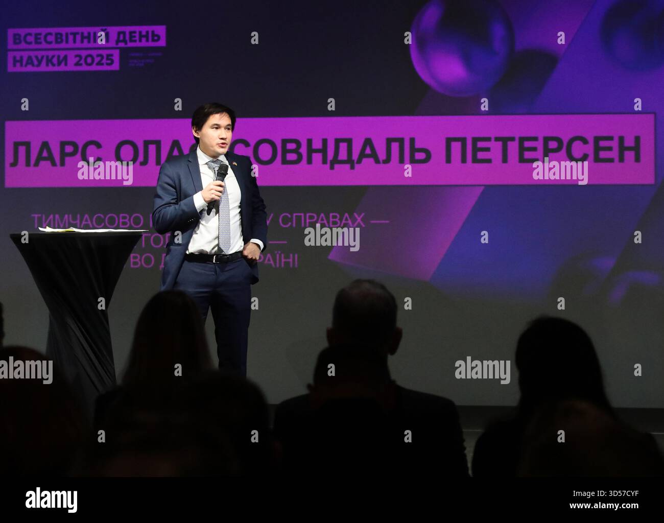 Le chargé d’affaires du Royaume du Danemark en Ukraine Lars Olaf Sovndal Petersen intervient lors de l’événement « Journée mondiale de la science 2025 : Ukraine » à UNIT.ci Banque D'Images
