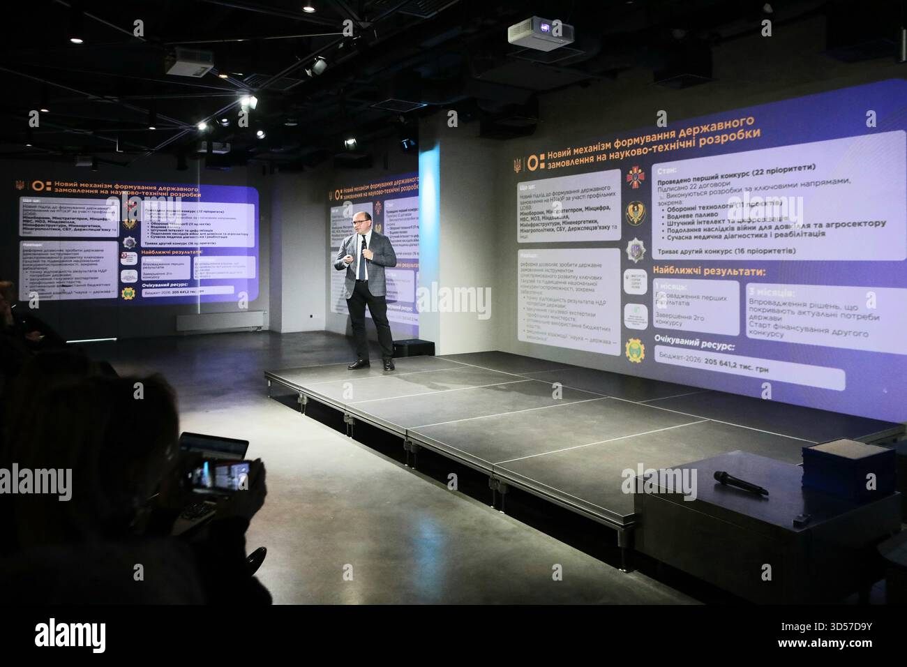 Le vice-ministre de l'éducation et de la science de l'Ukraine Denys Kurbatov parle lors de l'événement « Journée mondiale de la science 2025 : Ukraine » à l'UNITÉ.City innovation p Banque D'Images