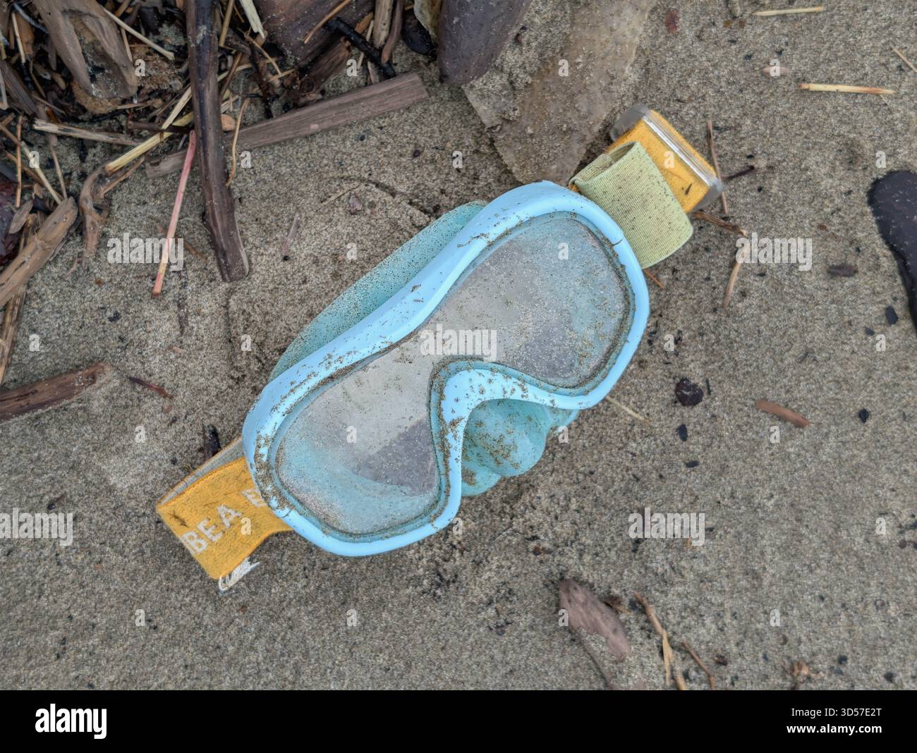 Masque de plongée apporté par la mer trouvé sur la plage, gros plan. Banque D'Images