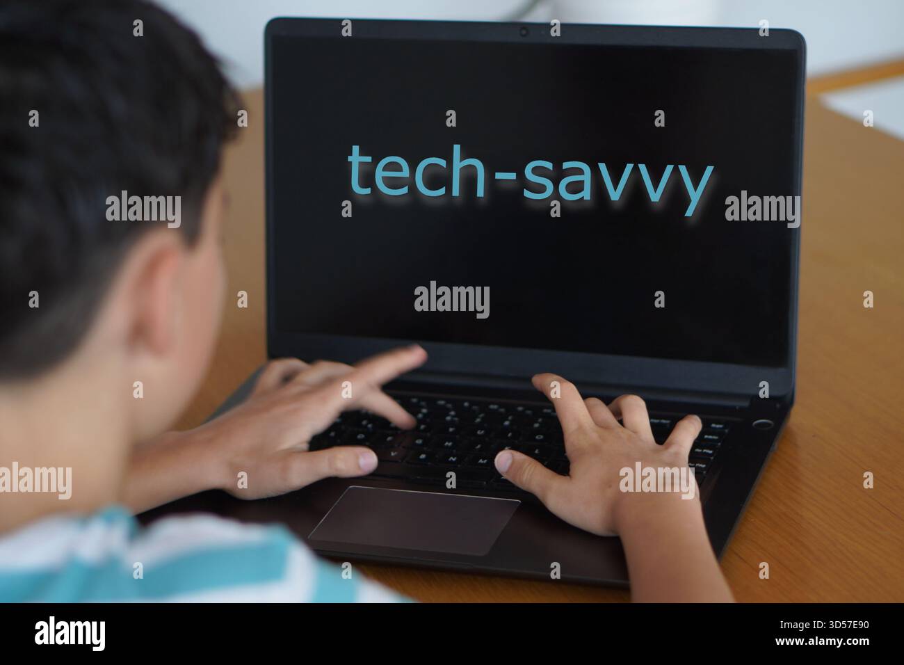 adolescents et technologie. technophile. garçon prématuré tapant sur son ordinateur portable Banque D'Images