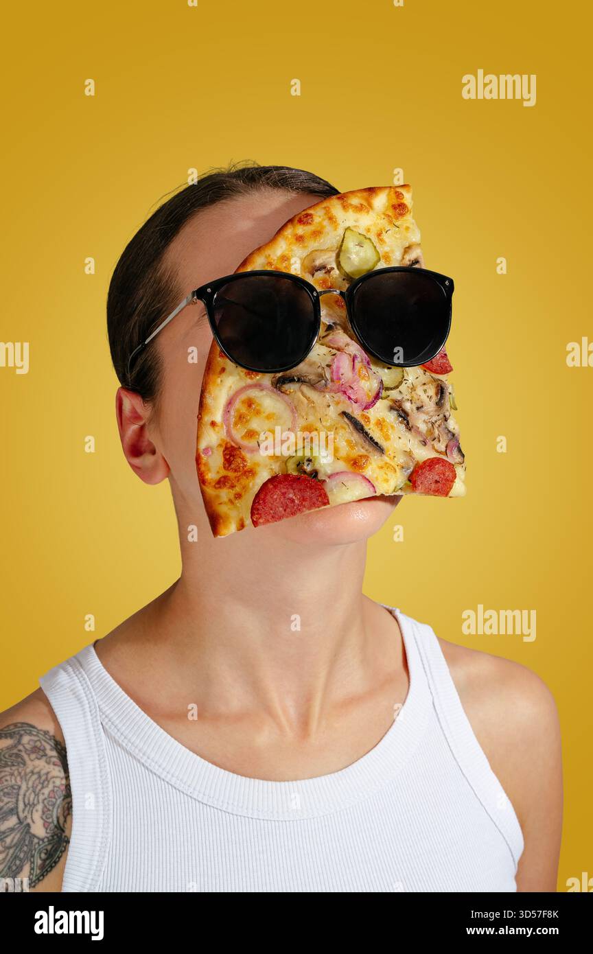 une tranche de pizza repose sur un visage avec des verres Banque D'Images