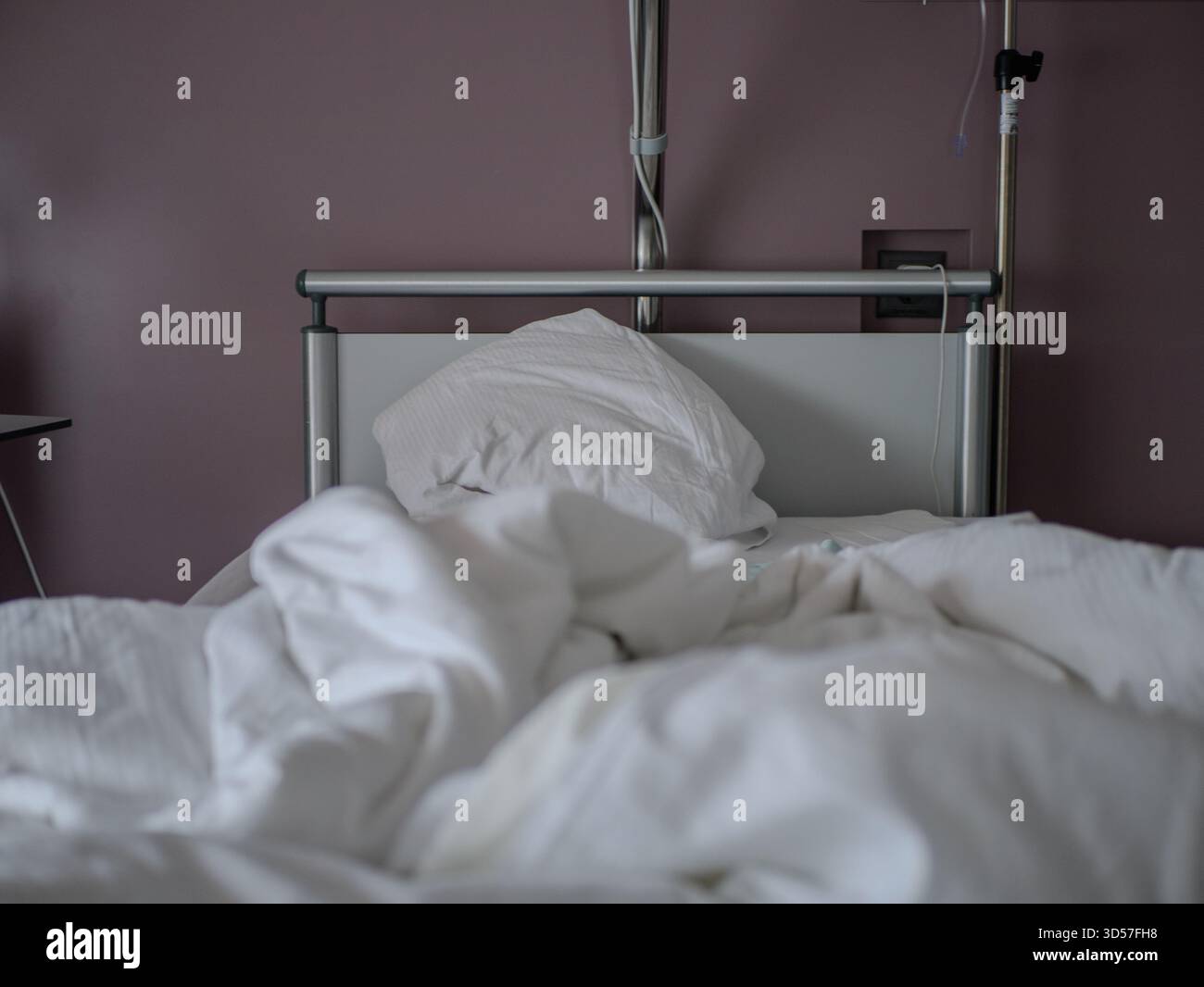 Lit d'hôpital non fait avec oreiller Banque D'Images