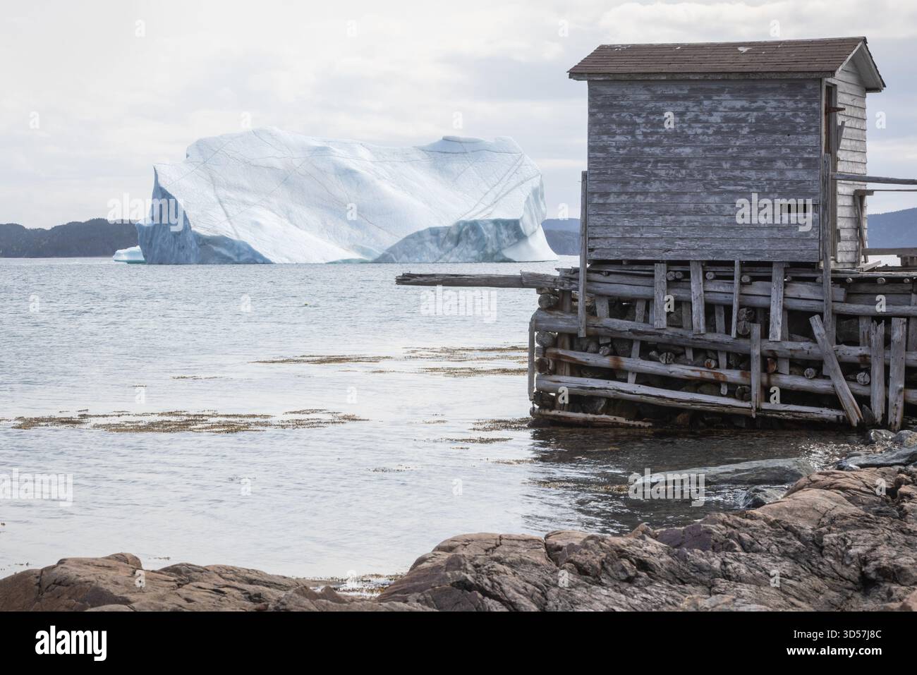 Cabane en bois rustique sur Une jetée altérée avec iceberg Banque D'Images