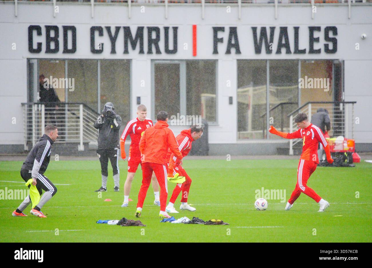 Joueurs du pays de Galles lors d'une séance d'entraînement au Vale Resort, Hensol. Date de la photo : vendredi 14 novembre 2025. Banque D'Images